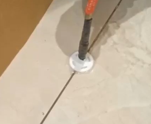 周宁瓷砖空鼓维修公司专业解答瓷砖在铺贴过程中，如果没有涂抹均匀到位的粘结材料（如水泥砂浆或瓷砖胶），可能会导致以下问题